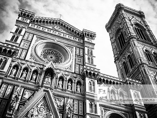 Verschnörkelter Kirchturm in Florenz  Toskana  Italien