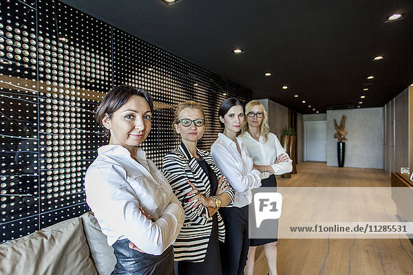 Gruppe von Geschäftsfrauen in der Lobby stehend