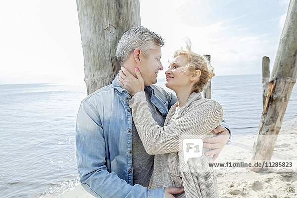 Porträt eines Paares  das sich am Strand küsst