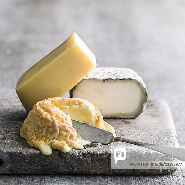 Weichkäse und Messer