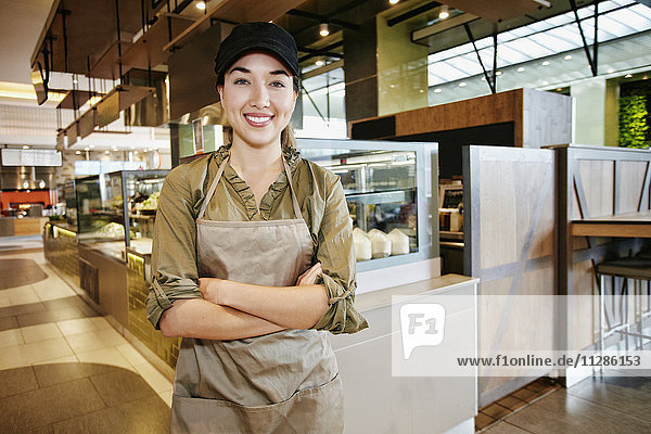 Porträt eines lächelnden gemischtrassigen Arbeiters in einem Lebensmittelmarkt