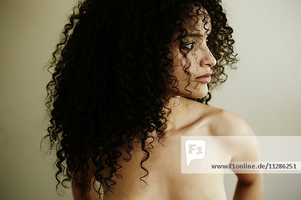 Porträt einer nackten hispanischen Frau  die wegschaut