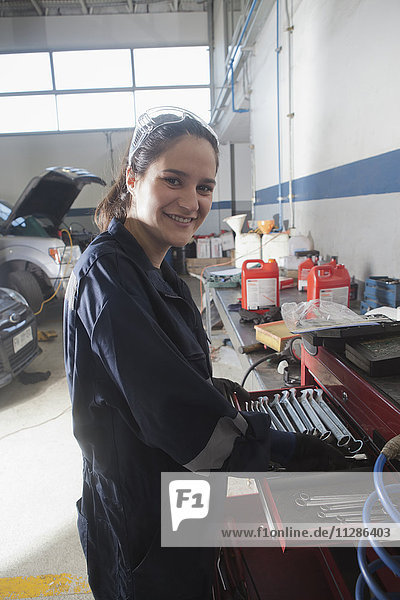 Porträt eines lächelnden hispanischen Mechanikers