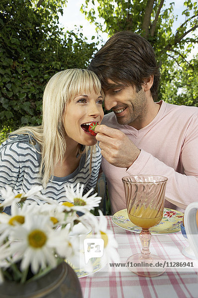 Ehepaar isst Erdbeere