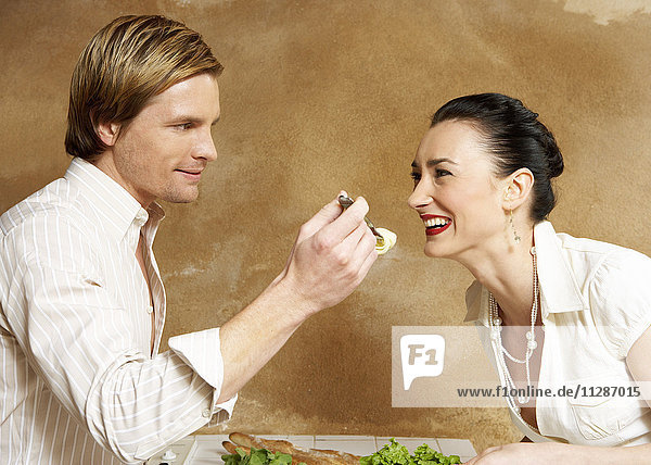 Paar isst Mahlzeit