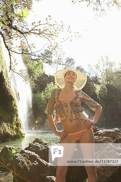 Porträt einer Frau am Wasserfall