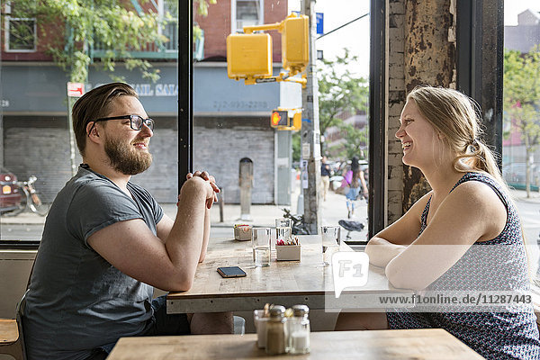 Junges Paar im Cafe