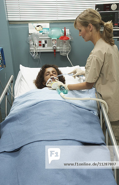 Krankenschwester kümmert sich um Patient