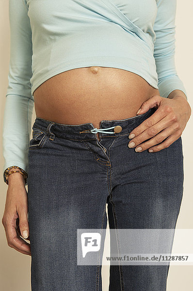 Nahaufnahme des Magens einer schwangeren Frau