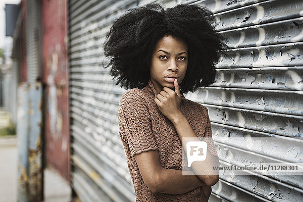 Porträt einer jungen Frau mit Afro-Haar
