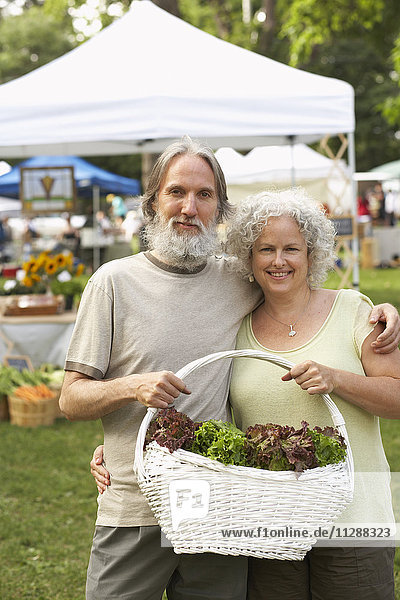 Ehepaar auf dem Bauernmarkt