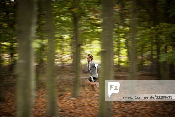 Mann joggt im Wald