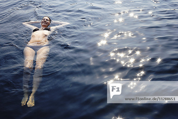 Frau schwimmt im See