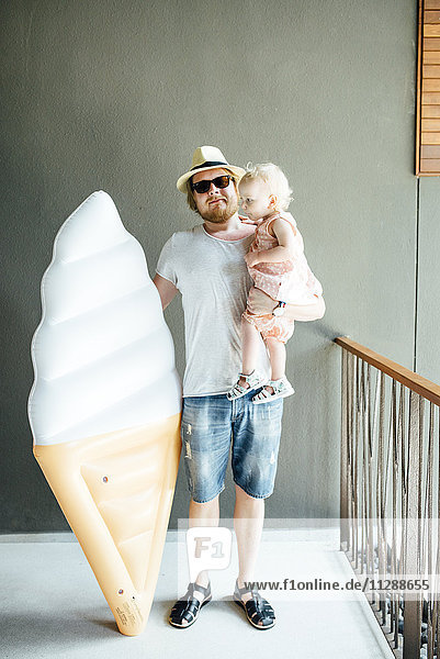 Vater mit Tochter am Eisstand