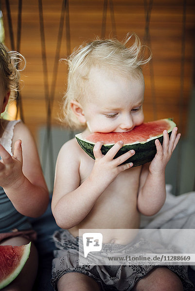 Bruder und Schwester essen Wassermelone