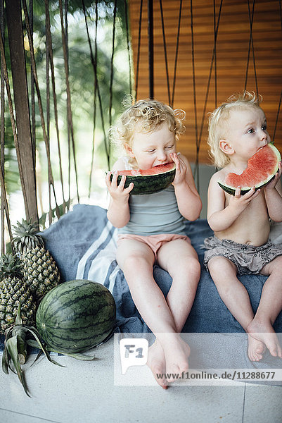 Bruder und Schwester essen Wassermelone