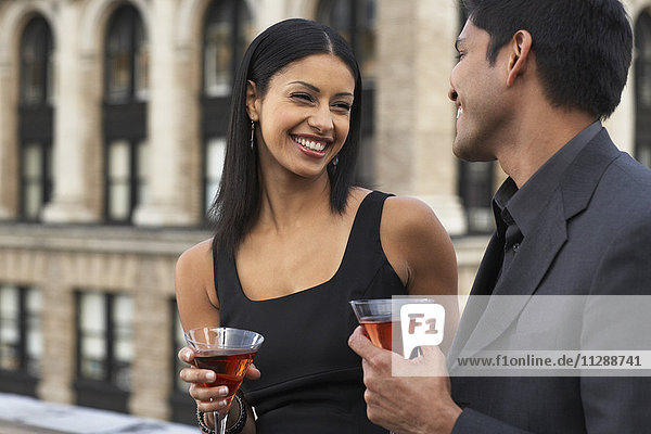 Paar trinkt Wein auf Balkon  Soho  New York City  New York  USA