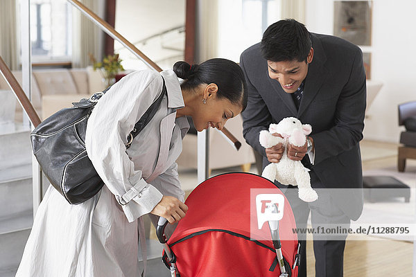 Ehepaar in Wohnung mit Baby