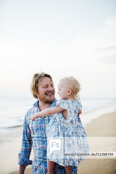 Vater mit Tochter am Strand
