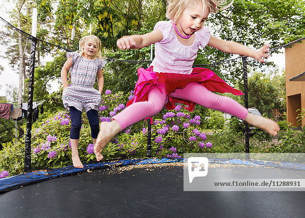 Mädchen springen auf Trampolin