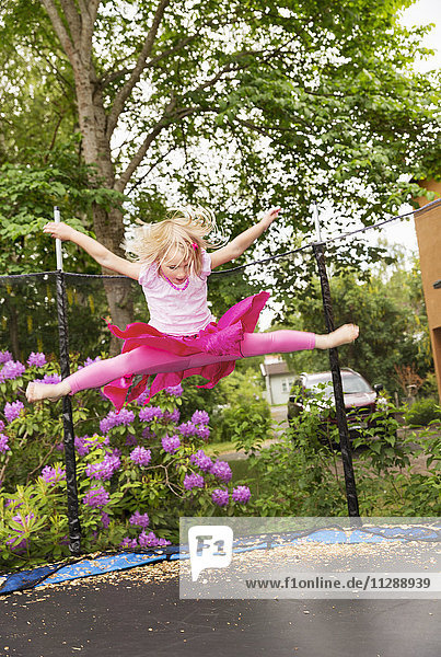 Mädchen springt auf Trampolin