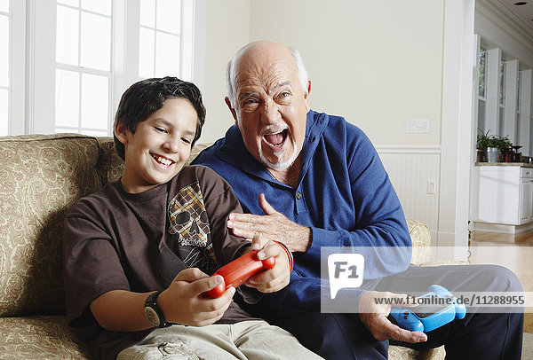 Großvater und Enkel spielen Videospiele