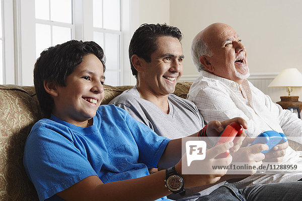 Familie beim Spielen von Videospielen