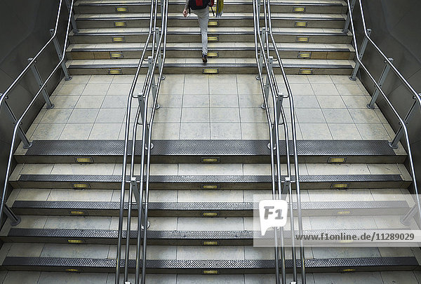 Bahnhofstreppe mit Metallgeländer im Bahnhof Paddington in London  England