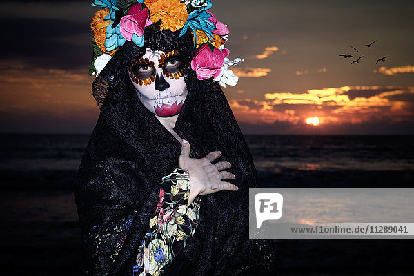 Mexiko,  Riviera Nayarit,  weibliche Skelettfigur,  die die Feier des Todes auf Dia de Los Muertos symbolisiert.