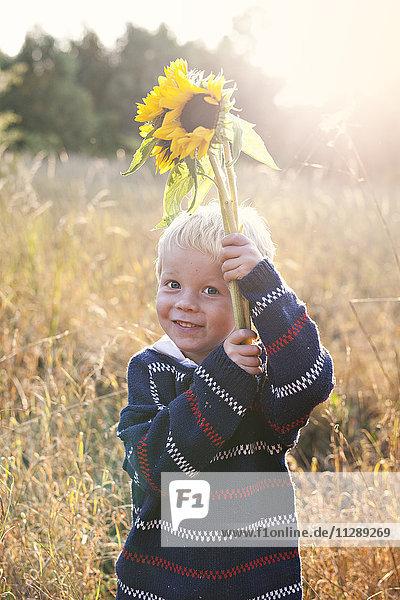 Ein Junge mit einer Blume