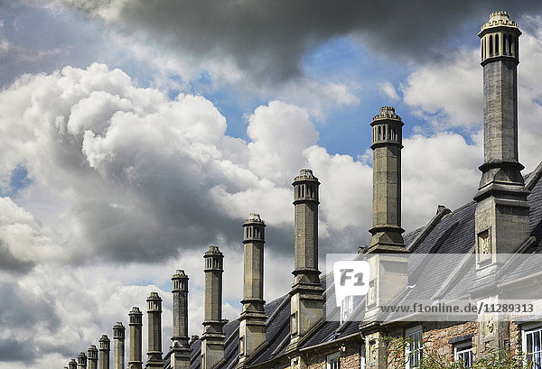 Reihe von Schornsteinen auf Hausdächern  Wells  England  UK