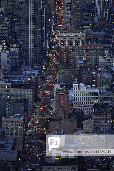 USA  New York City  Verkehr auf der 6th Avenue am Abend