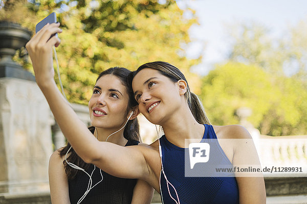 Zwei sportliche junge Frauen  die einen Selfie nehmen.