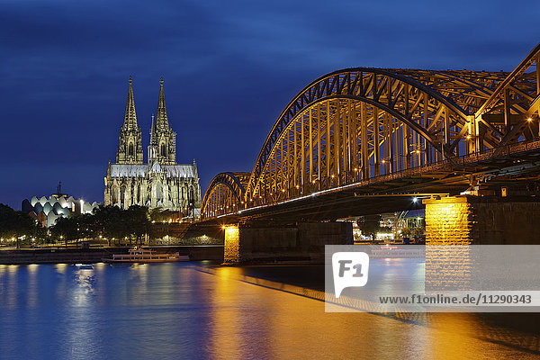 Deutschland  Köln  beleuchteter Kölner Dom und Hohenzollernbrücke
