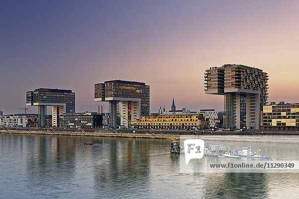 Deutschland  Köln  Blick auf Kranhäuser im Rheinhafen bei Abenddämmerung