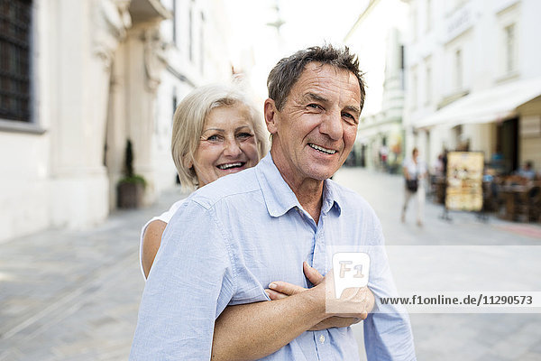 Slowakei  Bratislava  Porträt eines glücklichen Seniorenpaares