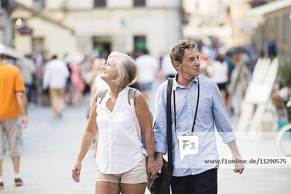 Seniorenpaar auf Städtereise