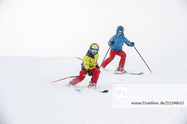 Vater und Sohn beim gemeinsamen Skifahren