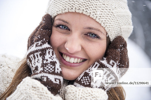 Porträt einer lächelnden Frau in Strickwaren im Winter