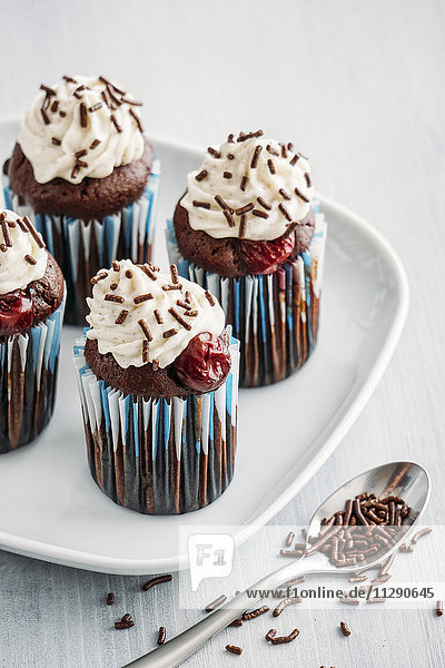 Vier Schwarzwälder Kuchenmuffins auf Teller