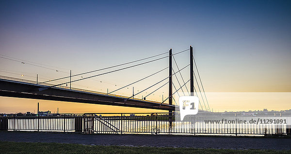 Deutschland  Düsseldorf  Blick auf Rheinknie-Brücke zur goldenen Stunde