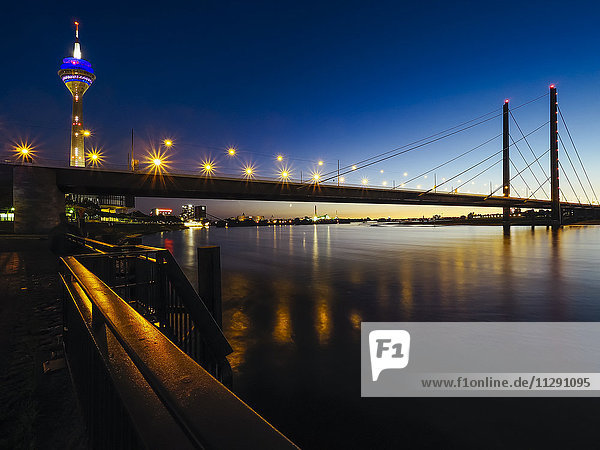 Deutschland  Düsseldorf  Blick auf beleuchtete Rheinknie-Brücke und Fernsehturm bei Nacht