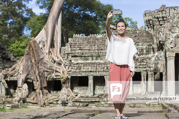 Kambodscha  Angkor  Siem Reap  Tourist vor dem Preah-Khan-Tempel