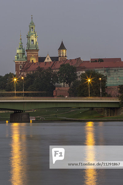 Poland  Krakow  view to Wawel Cathedral and castle with Vistula River in the foreground at evening