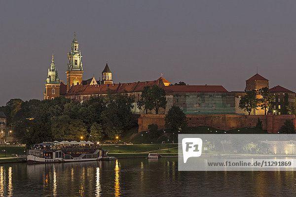 Poland  Krakow  view to Wawel Cathedral and castle with Vistula River in the foreground at evening
