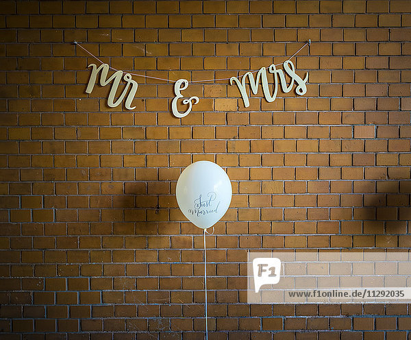 Wanddekoration bei einer Hochzeit  Ballon gegen Ziegelwand