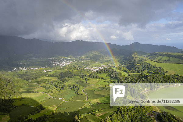 Portugal  Azoren  Sao Miguel  Regenbogen über Furnas