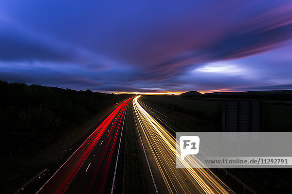 UK  Schottland  Light Trails auf der Autobahn in East Lothian