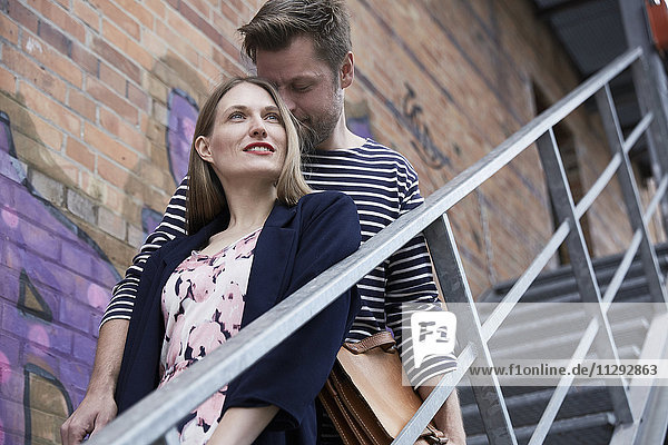 Paar auf der Treppe im Freien