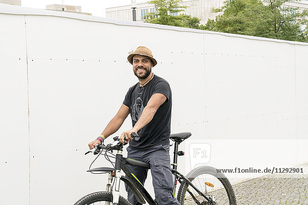Porträt des lächelnden Mannes auf dem Fahrrad
